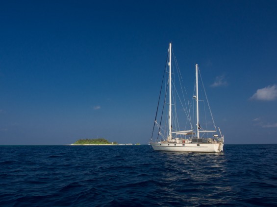 Esper at anchor in Makunudhoo