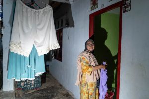 woman washing in labuan bajo komodo district